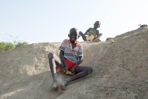 Ein Kinderzimmer voller Spielzeug? Das gibt es in der Turkana nicht. Gespielt wird trotzdem: mit Stoecken und Steinchen, Verstecken oder ?Schlittenfahren?. Auf Sand rutscht es sich aehnlich gut wie auf Schnee. Als ?Schlitten? dient ein altes Stueck Plastik.